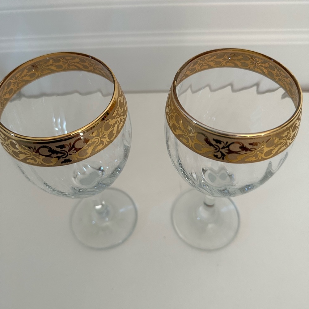Elegant Gold Rimmed Wine Glass Set - Picture 4 of 6